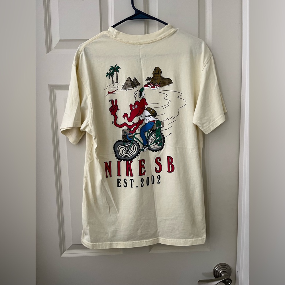 Men’s Nike SB T-Shirt Sphinx Bike Pale Vanilla Yellow Rare Graphic shirt small